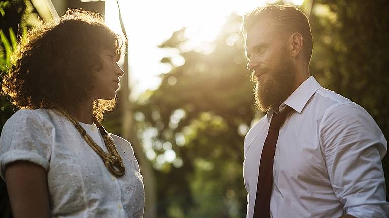 Afbeelding van twee mensen die elkaar ontmoeten, Bron: Pixabay Afbeelding van twee mensen die elkaar ontmoeten, Bron: Pixabay