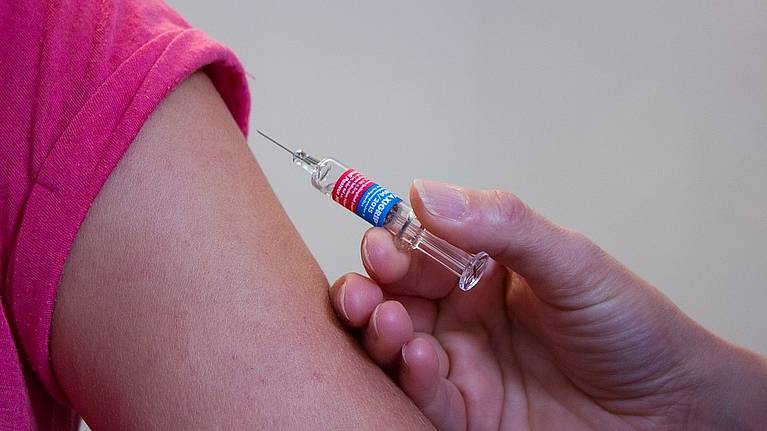 Afbeelding van een arm die gevaccineerd wordt, Bron: Pixabay Afbeelding van een arm die gevaccineerd wordt, Bron: Pixabay