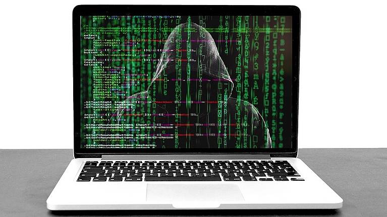 Afbeelding van een duister persoon achter een laptop, bron: Pixabay Afbeelding van een duister persoon achter een laptop, bron: Pixabay