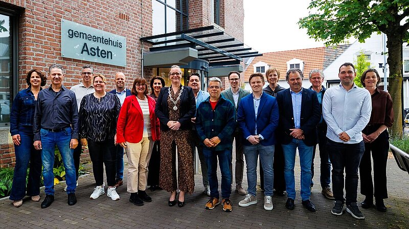 Foto met de leden van de gemeenteraad 2026-2030 voor het gemeentehuis van Asten