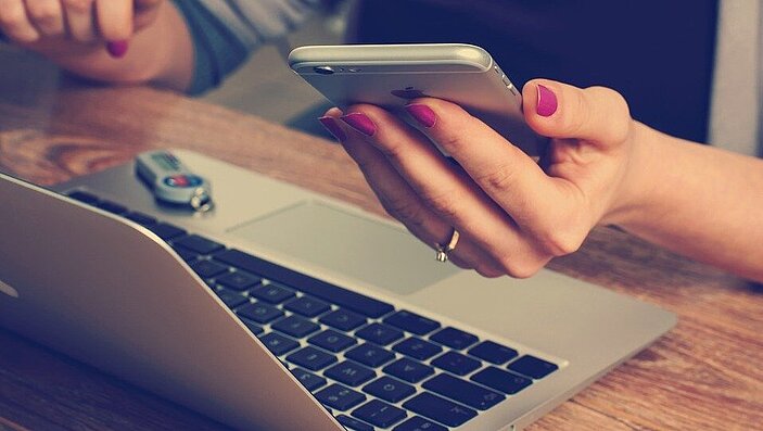laptop en telefoon [pixabay]