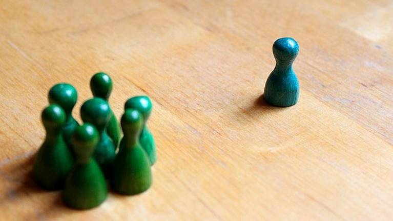 Afbeelding van pionnen met link naar enquête over discriminatie