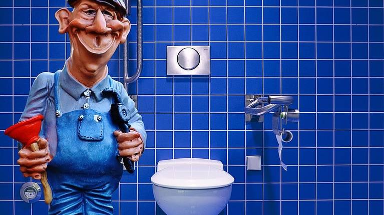 Afbeelding van een loodgieter bij een toilet, bron: Pixabay Afbeelding van een loodgieter bij een toilet, bron: Pixabay