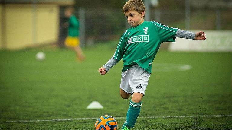 Afbeelding van een voetballend kind, bron: Pixabay Afbeelding van een voetballend kind, bron: Pixabay