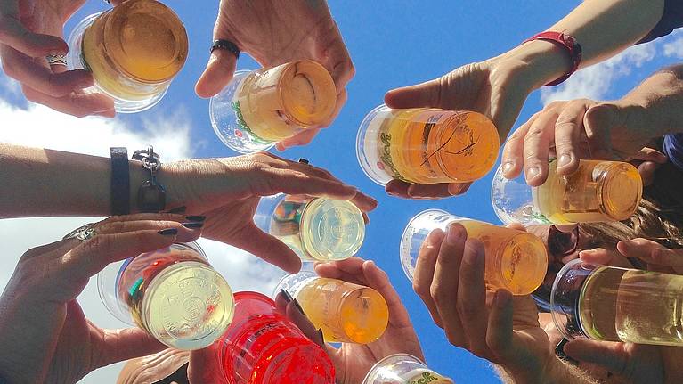 Albeelding van glazen met drankjes Albeelding van glazen met drankjes