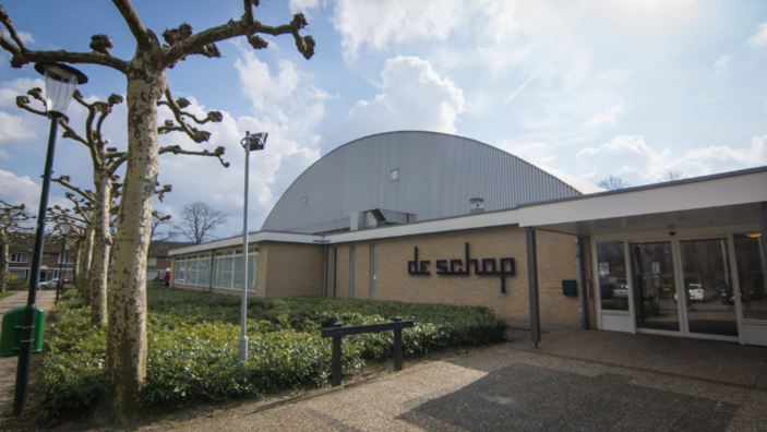 voorkant van sporthal en zwembad De Schop