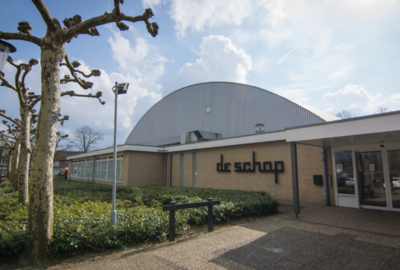 voorkant van sporthal en zwembad De Schop