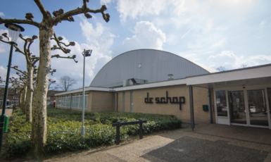 voorkant van sporthal en zwembad De Schop
